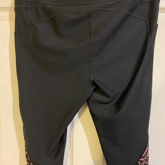 ***3/$45***Under Armour LIKE NEW HeatGear Capri Leggings XL - Picture 6 of 10
